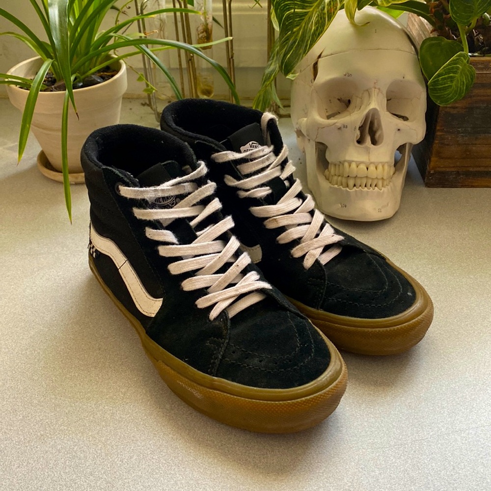 Sk8-Hi Vans. Black/Gum